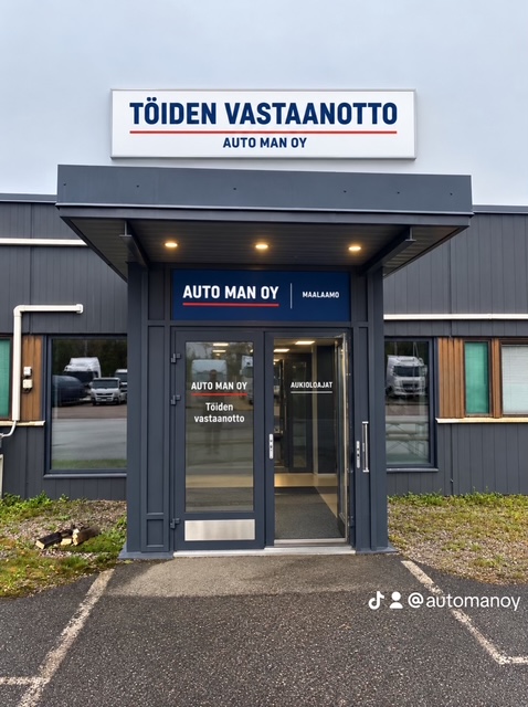 Auto MANin vastaanoton sisäänkäynti. Oven yläpuolella on Töiden vastaanotto -kyltti.